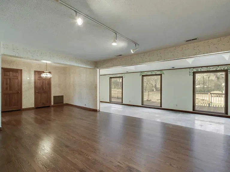 Living room before renovation
