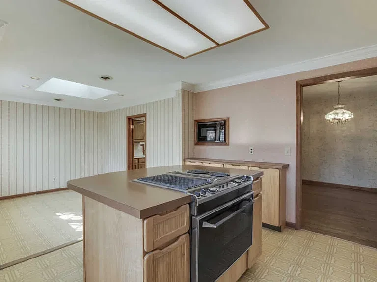 Kitchen before renovation