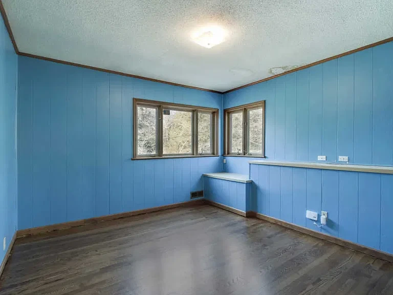 Bedroom before renovation